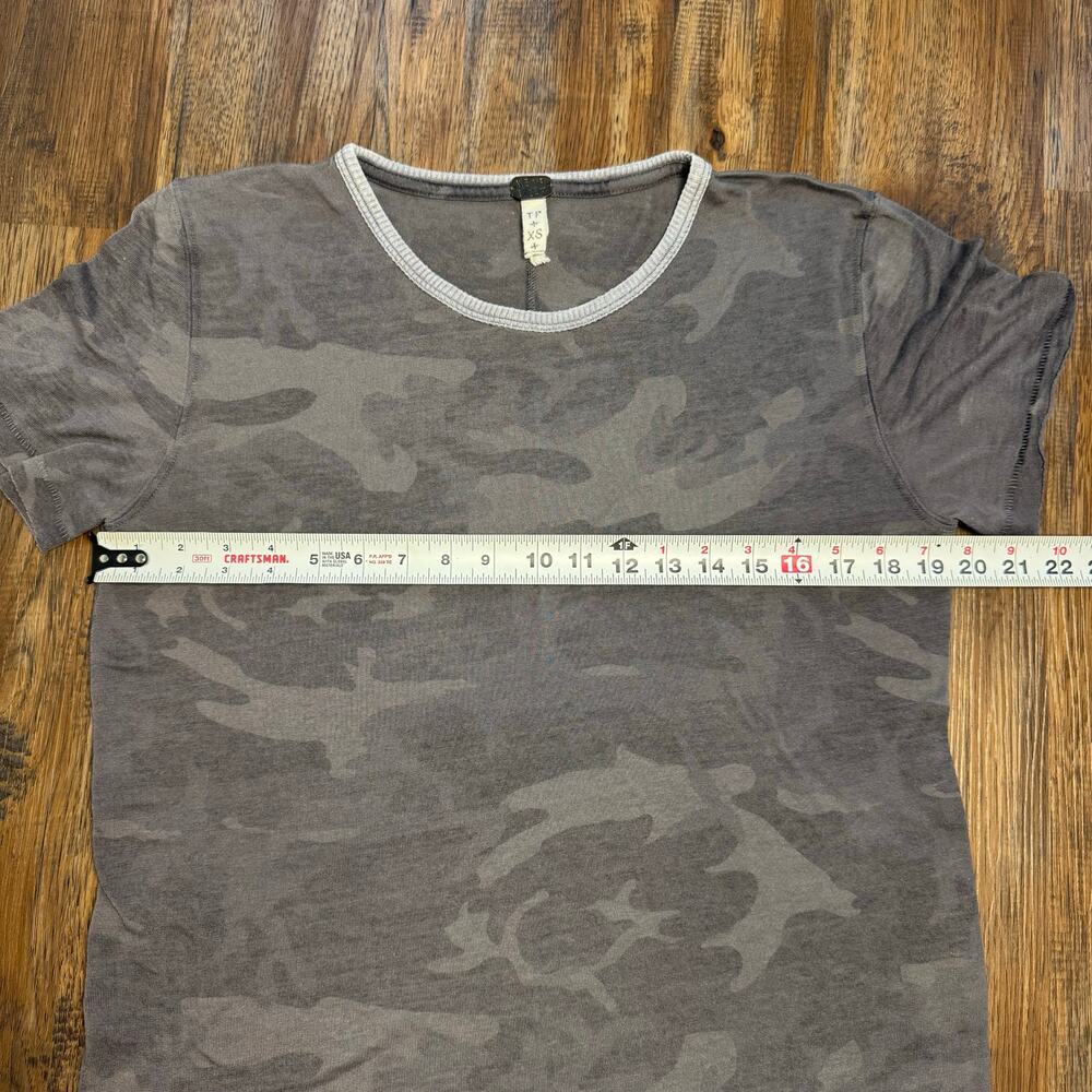 Free People We the Free XS distressed soft gray camo t shirt split hem - Picture 5 of 12